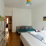 Cappuccino Pop, Metro A Apartment