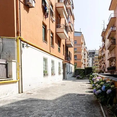 Cappuccino Pop, Metro A Apartmán *